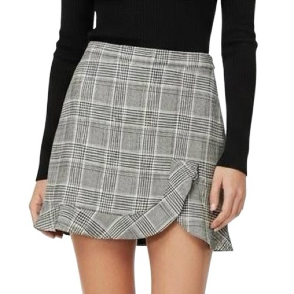 Zara Woman Plaid Ruffle Hem
Mini Skirt Size Small Preppy Side Zipper Grey/Black‎